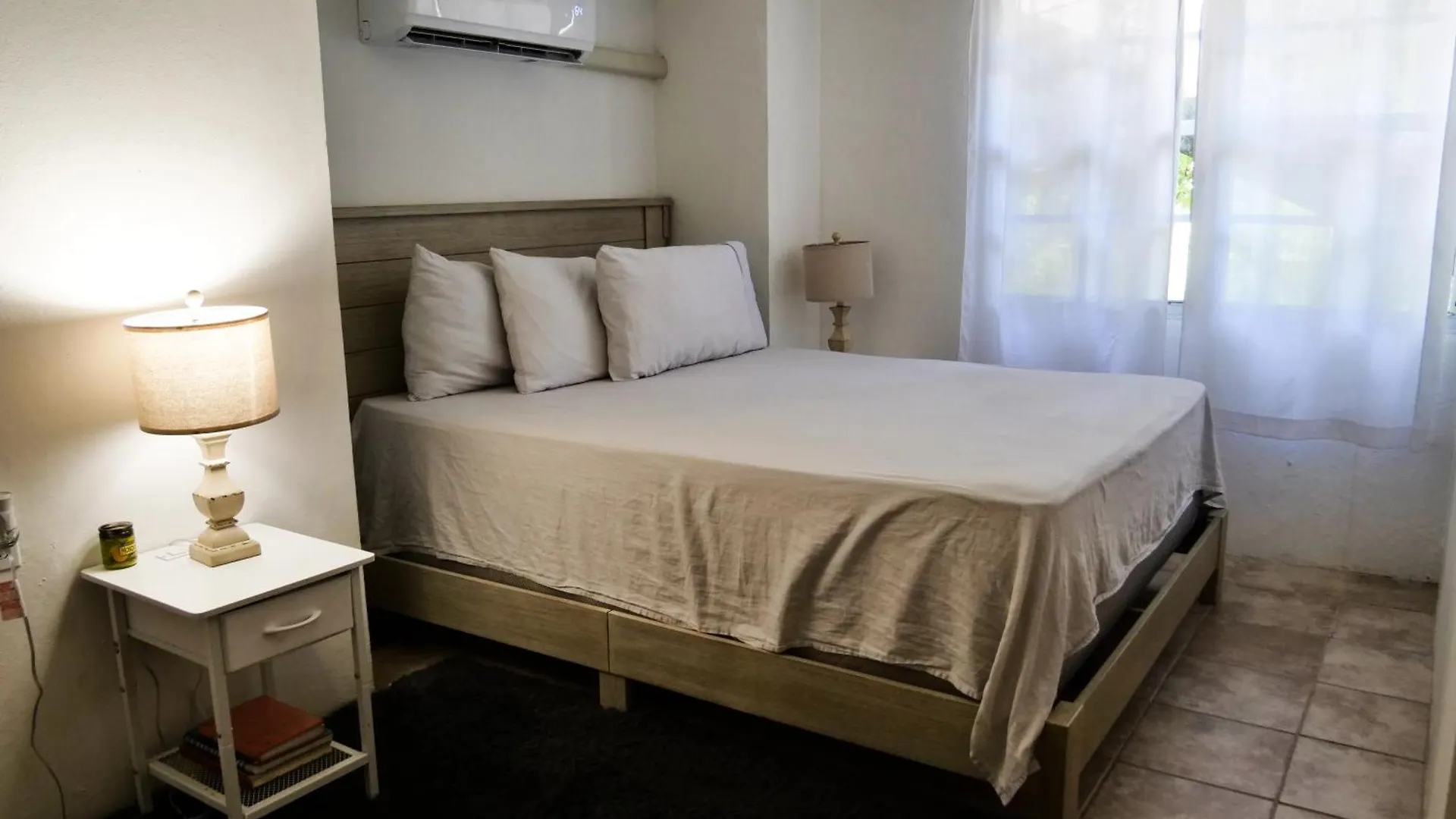 Villa Spinoza- Lux Pool, Garden, Retreat & Beach Philipsburg  Apartament